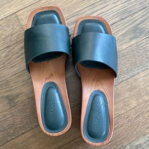 Splendid green and wooden slide. size 6.5. Barely worn.